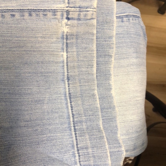 AMERICAN EAGLE BUTTON DISTRESSED Light Blue Jeans. Size 6R. #2. American Eagle - Picture 5 of 14